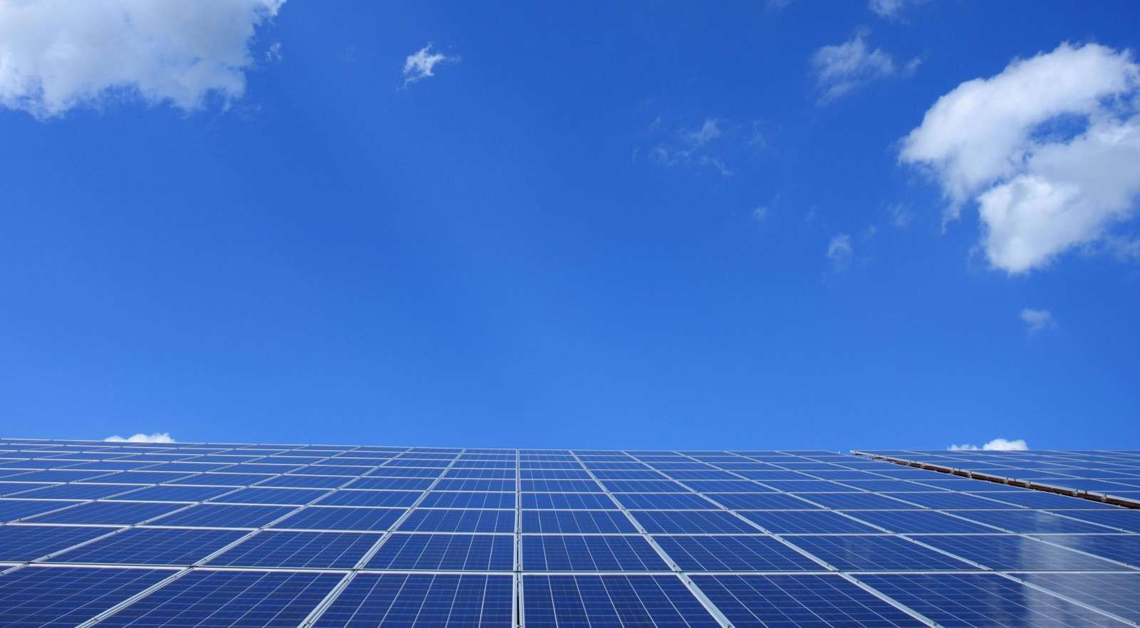Solar field stretching toward the horizon