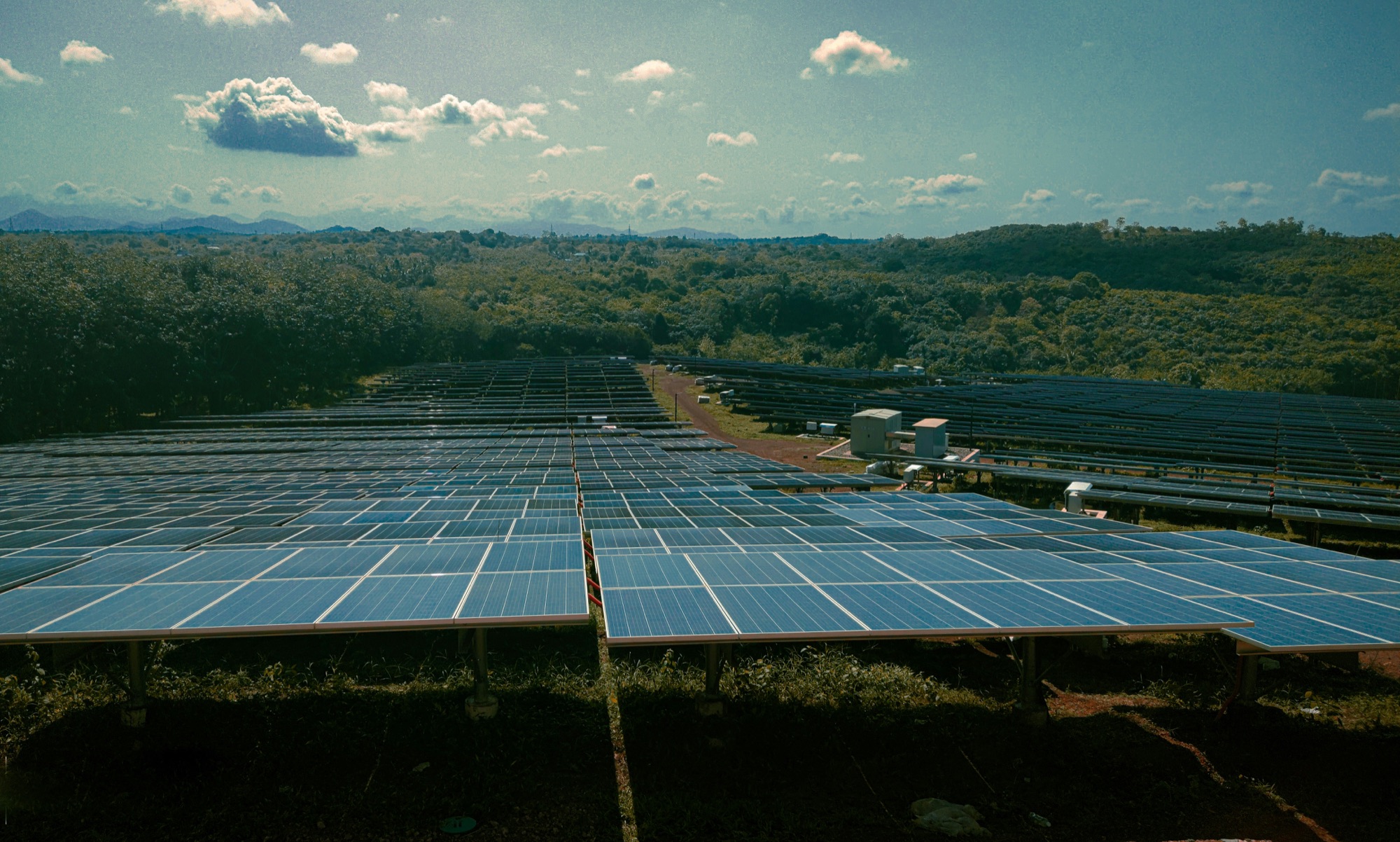 Aerial view of a utility-scale free-field solar farm built by KXS Bay